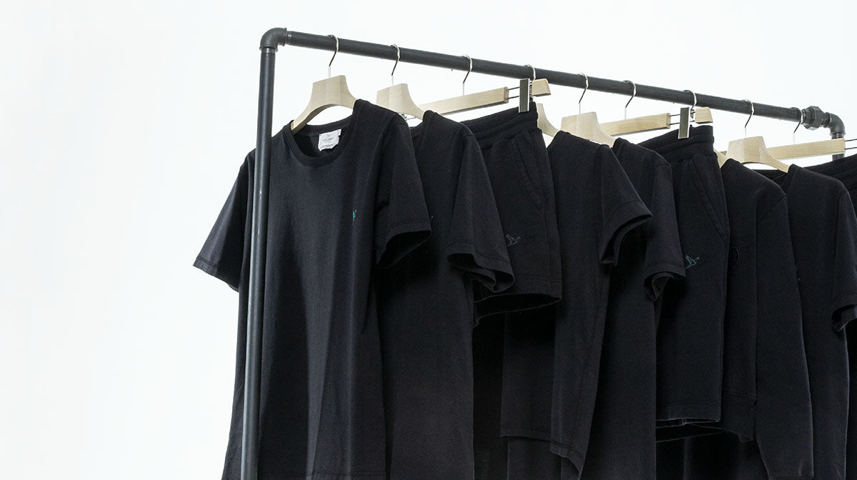 Schwarze ORILABO-Kollektion auf einer Kleiderstange