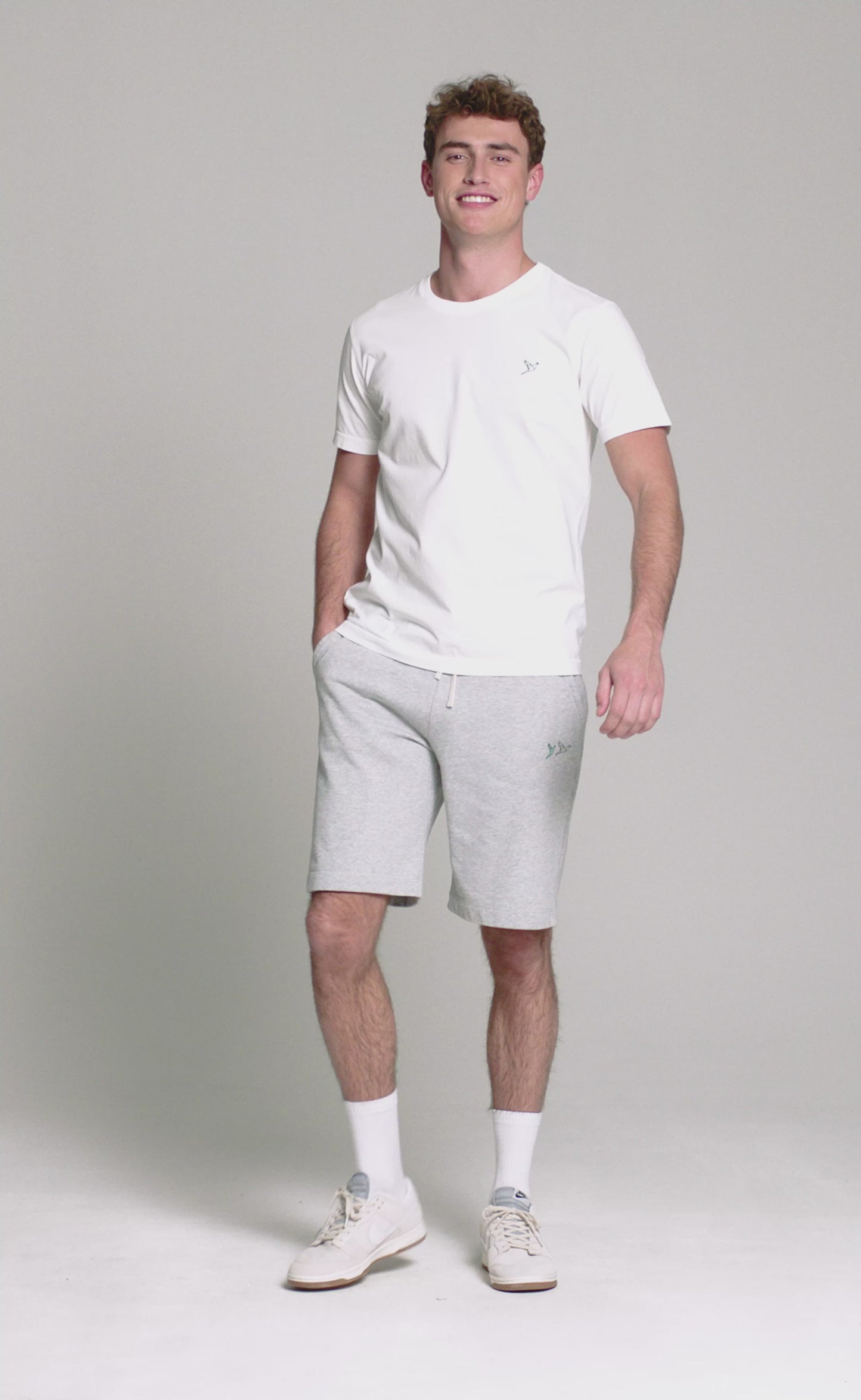 
                  
                    Video in der Galerie ansehen und abspielen, T-Shirt mit kleinem 3D Logo für Herren - Weiß
                  
                